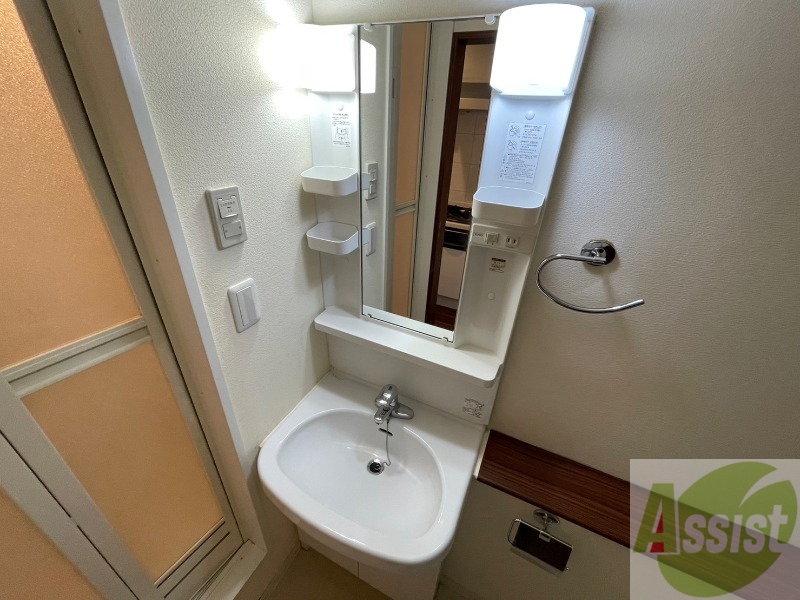 洗面設備　大きくて使いやすそうな独立洗面台になっています。