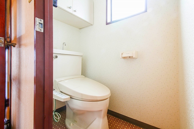トイレ　小窓のある温水洗浄便座付きトイレ