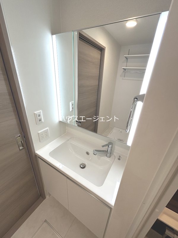 洗面設備　ファミリータイプには必須の独立洗面台つき。