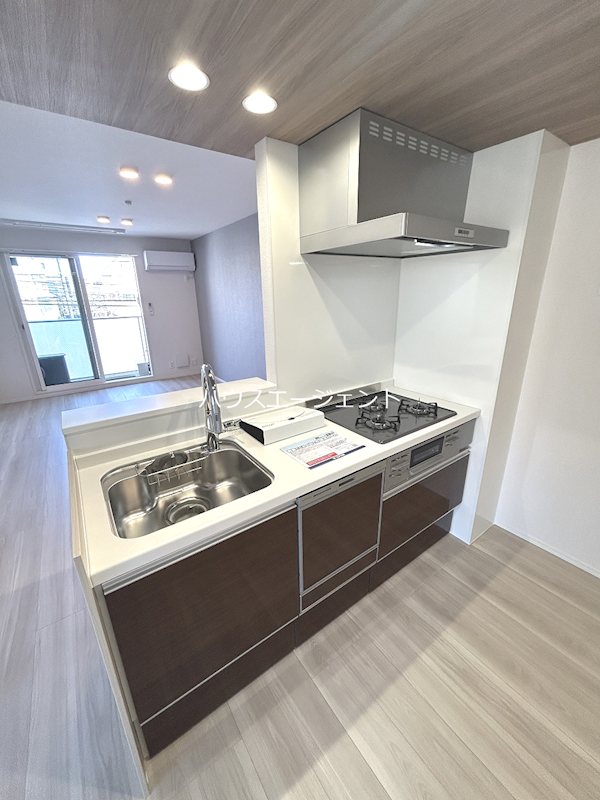 キッチン　広々としたシステムキッチンです。