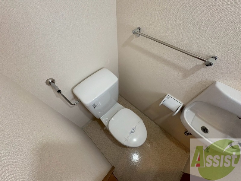 トイレ　トイレです。タオル掛けもついて便利ですね