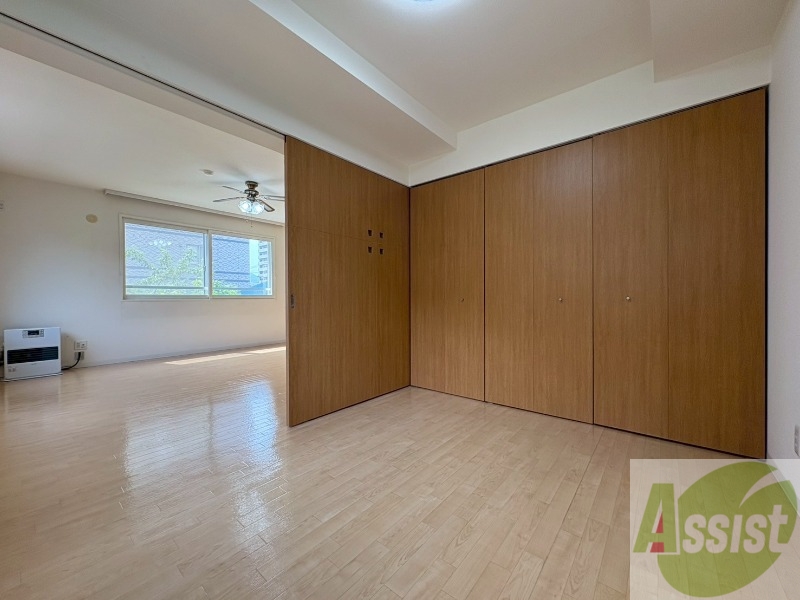 その他部屋・スペース　こちらが寝室です。窓が大きくて明るいですね。