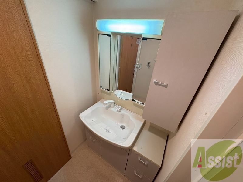 洗面設備　独立洗面台です。大きくてよいですね。シャンプーもできます。