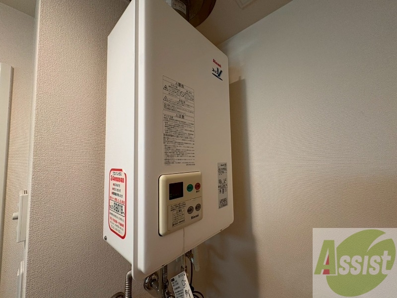 その他設備　給湯器です。操作しやすいパネルになってます。