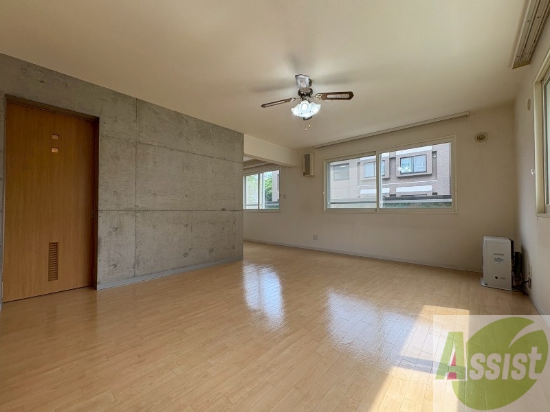 居室・リビング　広くてキレイなお部屋が広がっていて、充実した生活が送れそう。