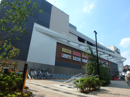ショッピングセンター　CROSS GARDEN CHOFU(クロスガーデン調布)（ショッピングセンター）まで812m