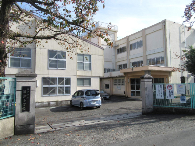 小学校　富士市立須津小学校（小学校）まで661m