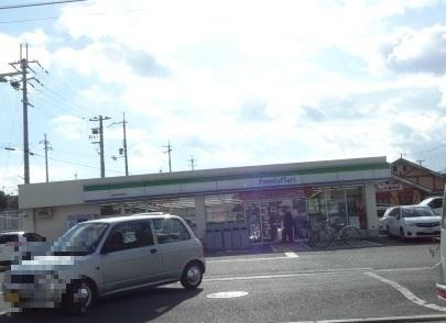 コンビニ　ファミリーマート富田林小金台店（コンビニ）まで728m