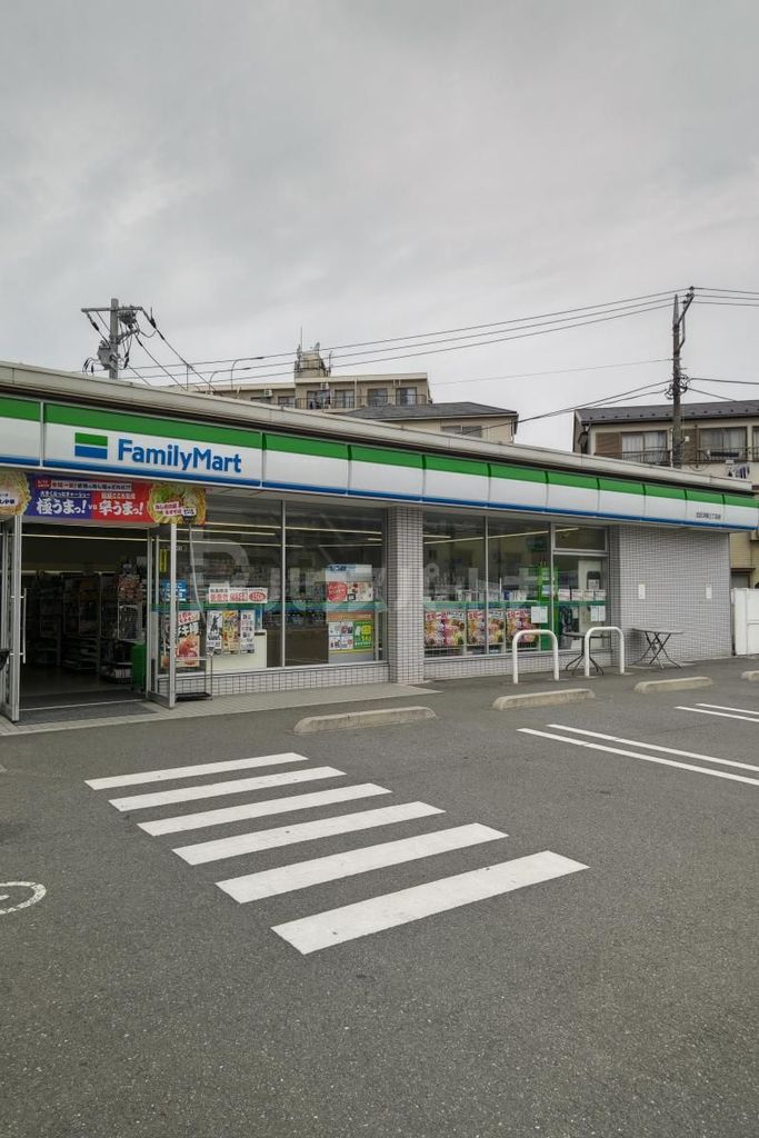 コンビニ　ファミリーマート北区浮間三丁目店（コンビニ）まで90m