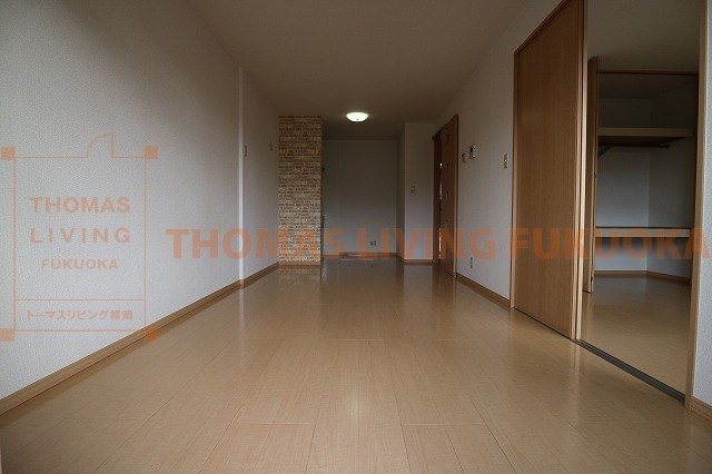 居室・リビング　広いリビングで家具の配置もしやすい