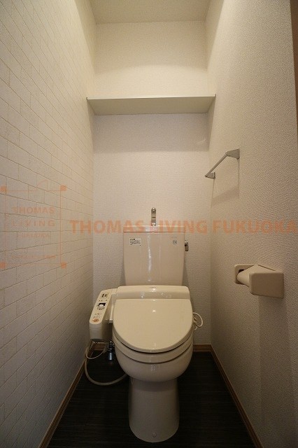 トイレ　上部に棚ありで収納力もばっちり