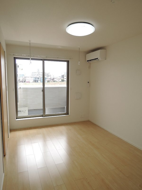 居室・リビング　エアコン完備で一年中快適にお過ごしいただけます。