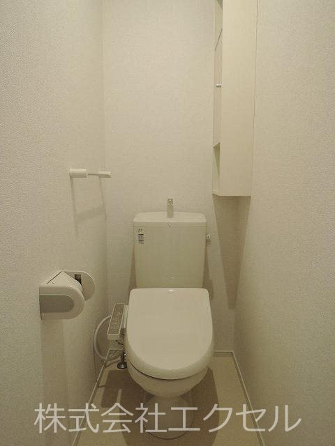 トイレ　温水洗浄便座完備です。