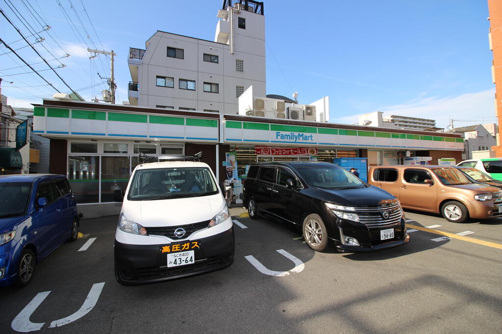 コンビニ　ファミリーマート大阪工大前店（コンビニ）まで75m