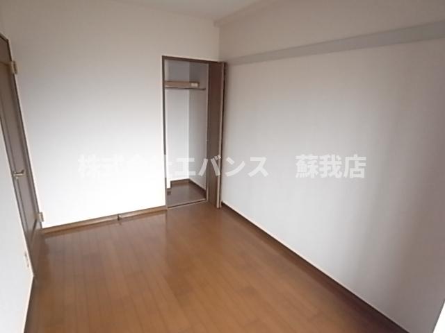 その他部屋・スペース　落ち着いた色調の寝室です