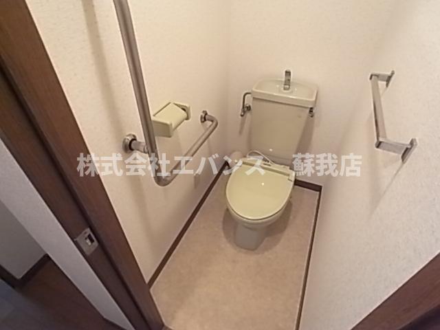 トイレ　落ち着いた色調のトイレです