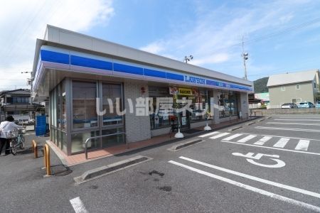 コンビニ　ローソン八万町下福万店（コンビニ）まで712m