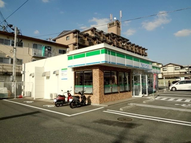 コンビニ　ファミリーマート黒髪６丁目店（コンビニ）まで600m