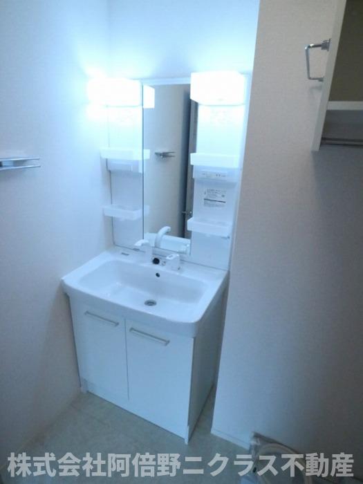 洗面設備　内装は別部屋の参考写真です。