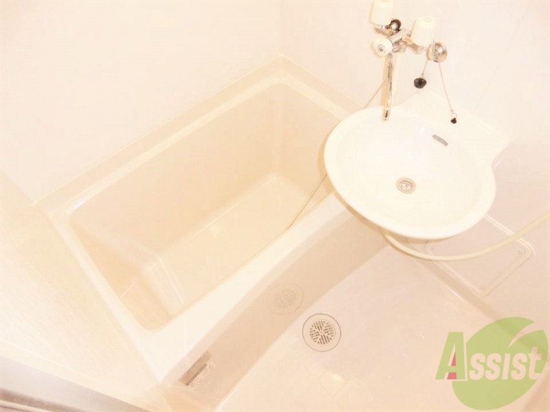 バス・シャワールーム　同タイプ物件の為、形状や間取寸法、色調等が実際とは異なります