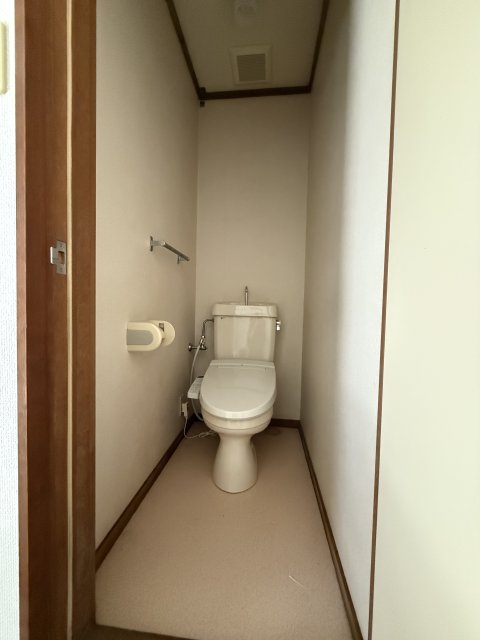 トイレ　同物件別号室の写真です。