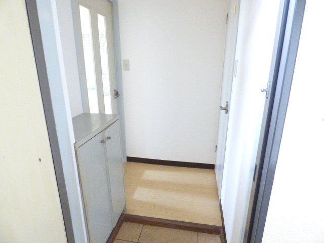 玄関　※同タイプの写真です。現状を優先します。