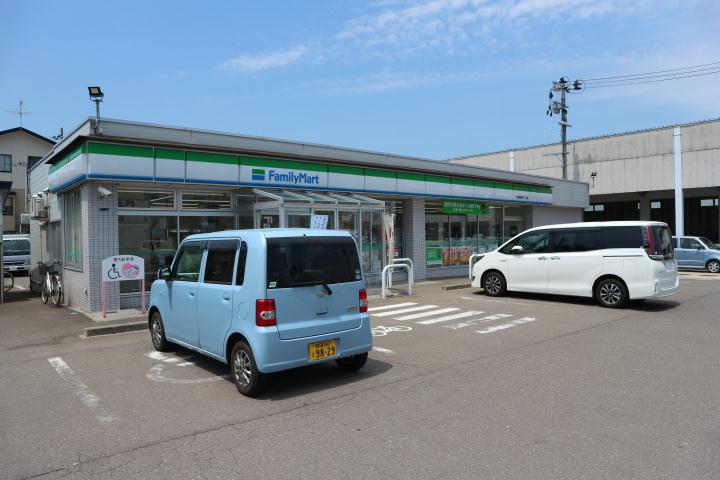 コンビニ　ファミリーマート（コンビニ）まで862m