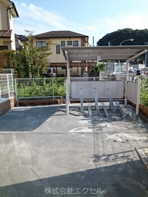 その他共有部分　屋根付きの駐輪場です。