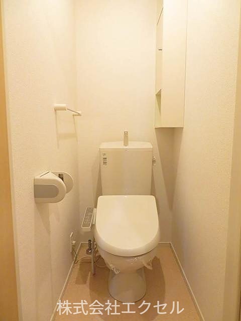 トイレ　温水洗浄便座です。