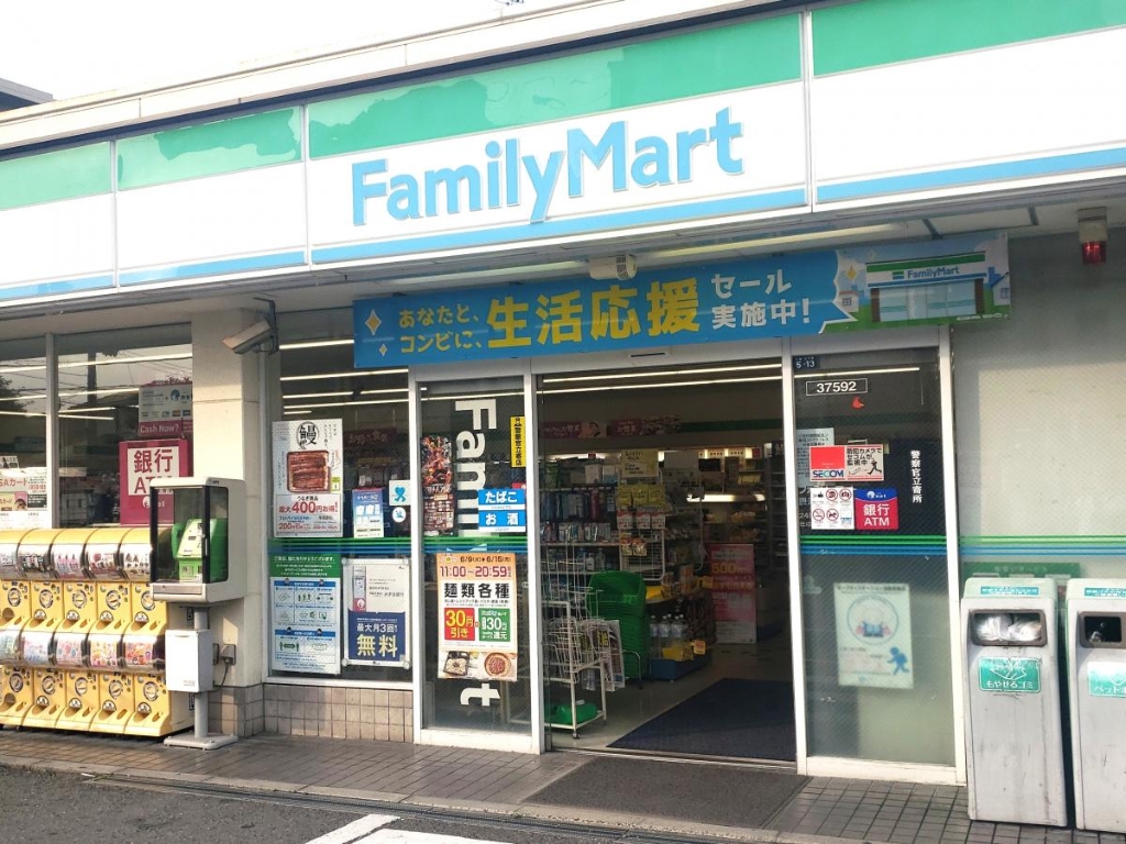 コンビニ　ファミリーマート 摂津三島店（コンビニ）まで560m