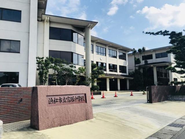 中学校　富塚中学校（中学校）まで1042m