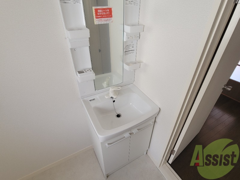 洗面設備　洗面台も新しくなっておりシャワー付き。うらやましいです。