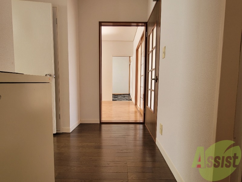 玄関　玄関からはお部屋の中が見えないようになっておりイイ感じ。