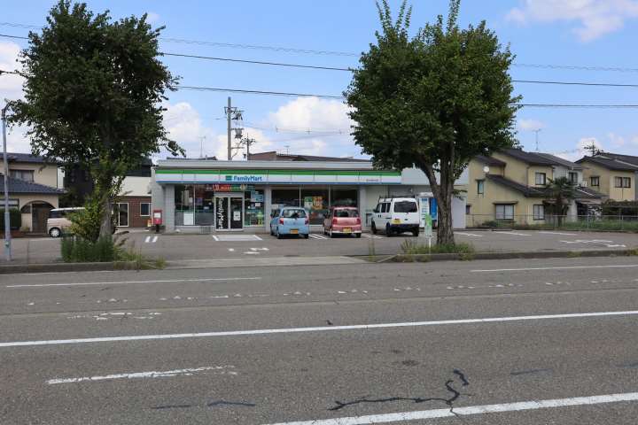 コンビニ　ファミリーマート（コンビニ）まで854m