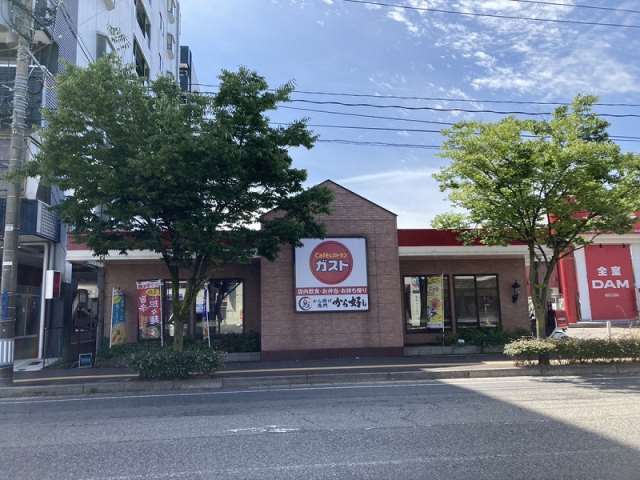 飲食店　ガスト亀田店（飲食店）まで876m
