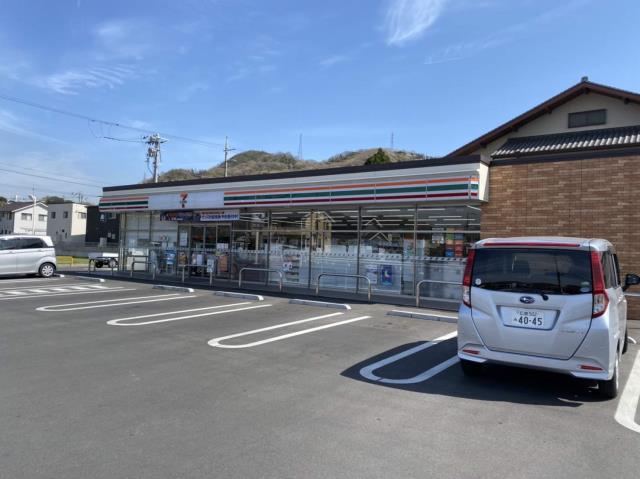 コンビニ　セブンイレブン（コンビニ）まで557m