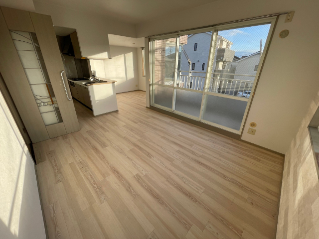 居室・リビング　明るく広いリビングです