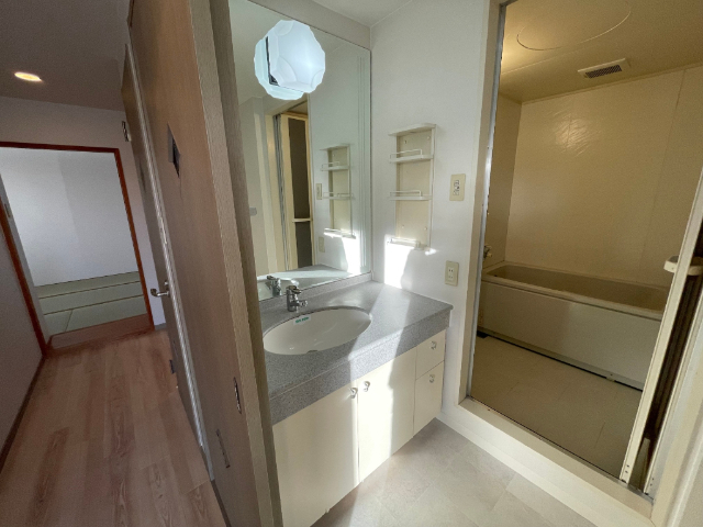 洗面設備　大きな鏡付きです