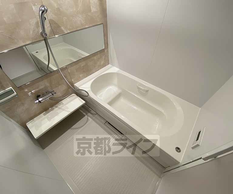 バス・シャワールーム　大きな鏡の付いたお風呂です