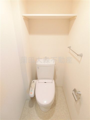 トイレ　棚付きのトイレ