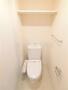 トイレ　棚付きのトイレ
