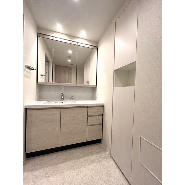 洗面設備　ゆったりとスペースのある洗面所