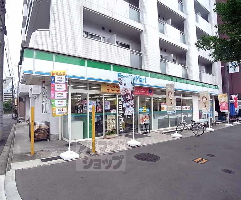 コンビニ　ファミリーマートヤスイカドノ五条店（コンビニ）まで120m