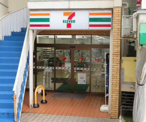 コンビニ　セブンイレブン 横浜六浦駅前店（コンビニ）まで740m