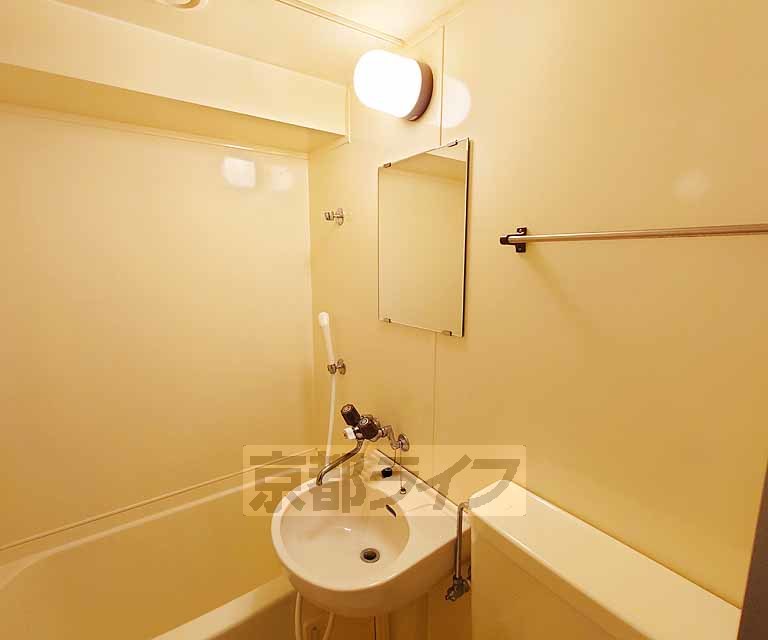 洗面設備　清潔感あるユニットバス