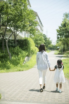 その他共有部分　緑豊かな敷地内通路。散歩が楽しくなります。