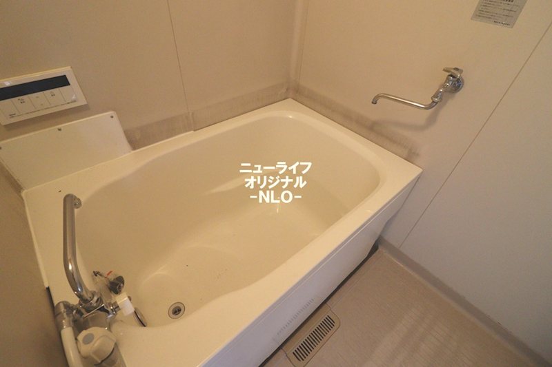 バス・シャワールーム　バス・トイレ別です。ゆっくりとバスタイムを楽しめます