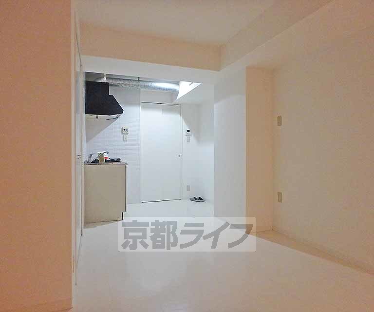 居室・リビング　白を基調とした清潔感のあるお部屋です。