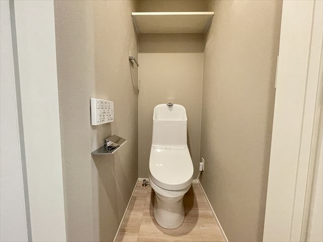 トイレ　落ち着いた色調のトイレです