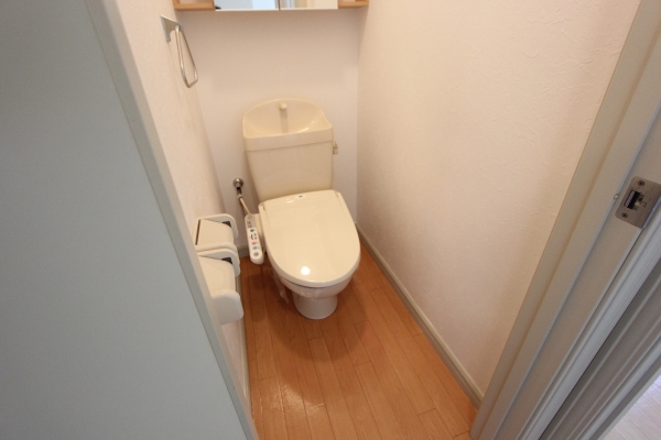 トイレ　温水シャワー付きトイレです